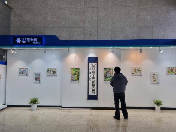 2025년 동·서부 중학생 미술실기대회 우수작품 전시회 개최 모습