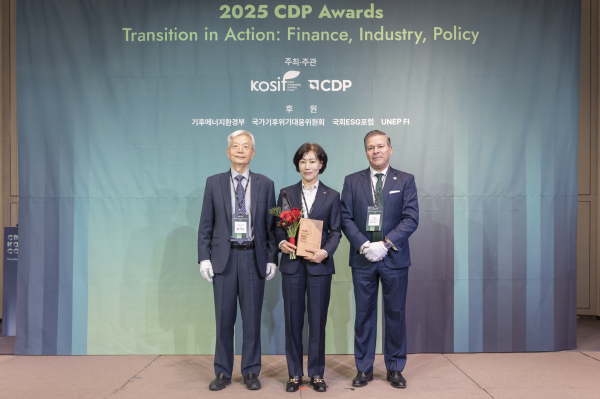 10일, 서울 중구에 있는 앰배서더 서울 풀만 호텔에서 열린 시상식에서 구자영 한국수자원공사 기획부문장(사진 가운데)이 수상 이후 기념사진을 촬영하고 있다.