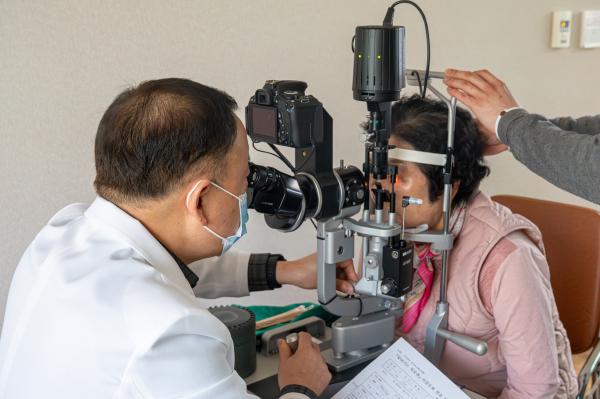 지난 11일 찾아가는 의료원의 일환으로 신흥보건진료소 건강증진실에서 양·한방·안과 진료를 하고 있다.