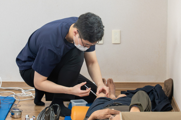 지난 11일 찾아가는 의료원의 일환으로 신흥보건진료소 건강증진실에서 양·한방·안과 진료를 하고 있다.