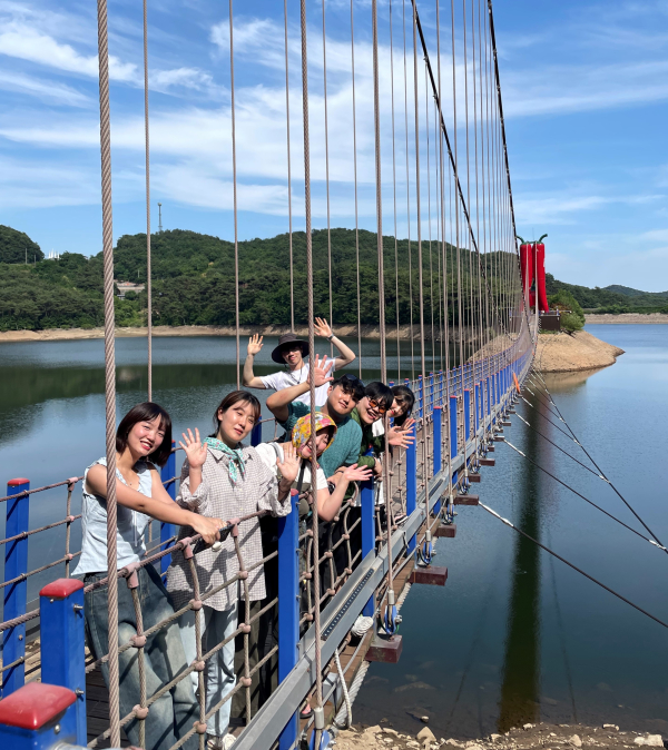천장호 출렁다리를 찾은 '2025년 한달살기' 참가자들