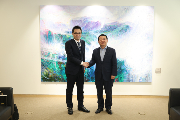 지난 11일 대전 본사에서 윤석대 한국수자원공사 사장(사진 오른쪽)이 야마구치 타다유키(Yamaguchi Tadayuki) NTT동일본주식회사 최고기술책임자(CTO)(사진 가운데)와 기념사진 촬영