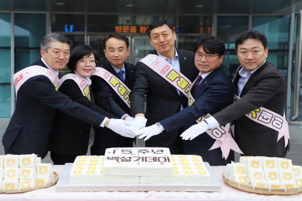 충남세종농협 백설기데이 행사 사진 (사진 왼쪽 세번째부터 한국농어촌공사 충남지역본부 박재근 본부장, 농협중앙회 충남세종지역본부 정해웅 본부장, NH농협은행 충남본부 오주현 본부장 순).