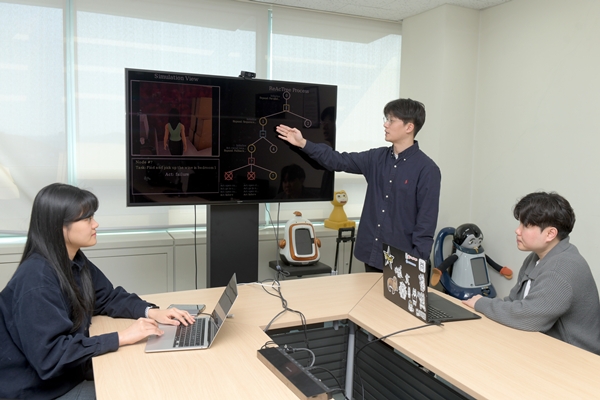 계층적 AI 에이전트 ‘ReAcTree(리액트리)’의 개념을 논의하는 ETRI 연구진 모습
