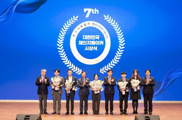 시상식 단체사진 /이재열 서울대학교 사회학과 교수(왼쪽 첫 번째)와 이정복 서부발전 사장(네 번째), 김현훈 한국사회복지협의회장(여섯 번째), 김재중 국민일보 문화정책국장(아홉 번째)이 수상자들과 기념 촬영하는 모습