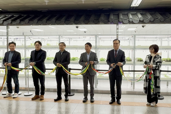 13일, 도시철도 대전역 지하1층에서 스마트팜‘대전팜’을 개장식을 진행했다.(사진 왼쪽부터 대전척수장애인협회 남성우협회장, 대전일자리경제진흥원 박준 본부장, 대전시 박익규농생명정책과장, 이엔후레쉬(주) 엽성식대표, 대전교통공사 박필우 기술이사 순)