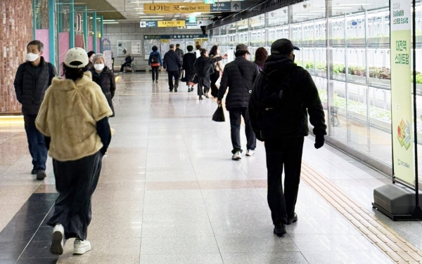 대전교통공사는 13일, 도시철도 대전역 지하1층에서 스마트팜‘대전팜’을 개장했다.(대전역 지하 1층 대전팜 전경)