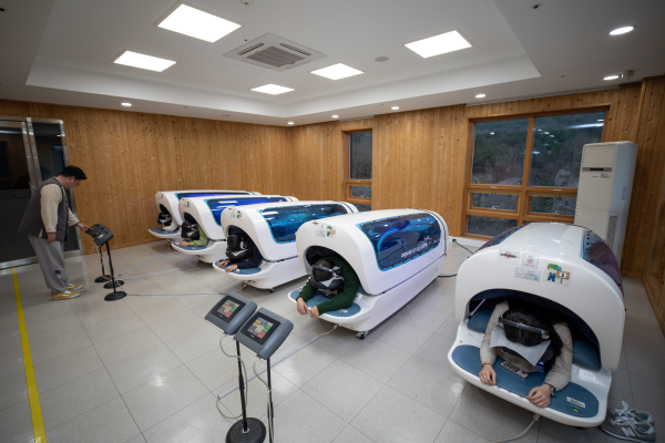 국립산림치유원(경북 영주시 봉현면)에서 참가자들이 치유장비체험에 참여하고 있다