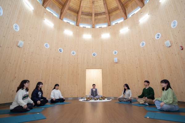 국립산림치유원(경북 영주시 봉현면)에서 참가자들이 싱잉볼 명상에 참여하고 있다.