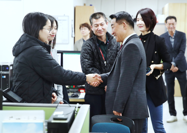 서철모 청장이 13일 정림동 행정복지센터에서 한 직원을 격려하고 있다