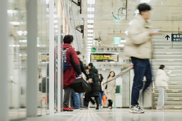 도시철도 승강장 시민 승하차 모습