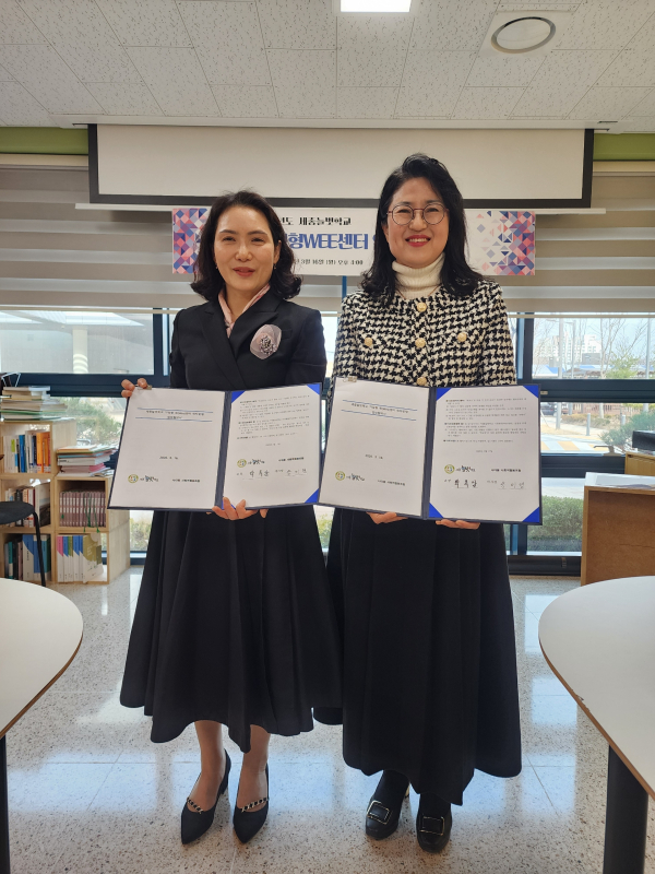 협약식 체결 / 박옥남 세종늘벗학교장(좌측)과 송미령 나다움사회적협동조합 이사장(우측)의 협약식 모습