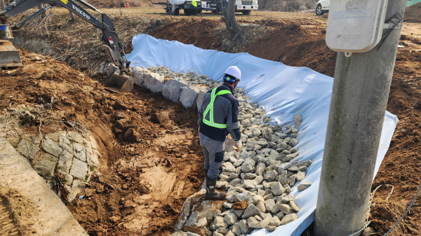 하천 수해 복구 사업을 진행하고 있는 모습