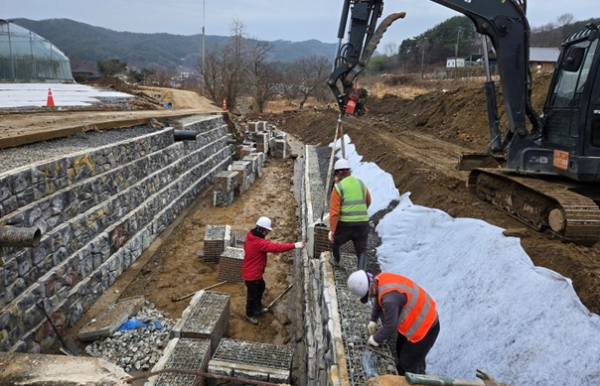 하천 수해 복구 사업을 진행하고 있는 모습