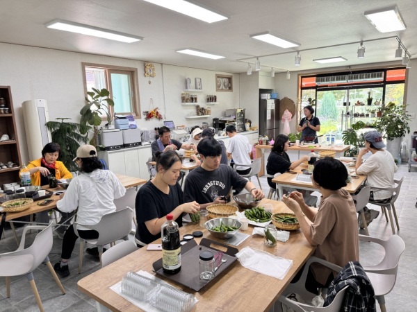 지난해 숲여행 사업에 참가한 업체 원예치유원 더가든(경북 영주시 장수면)에서 푸드테라피를 하고 있다.