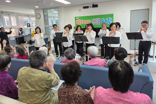 세종시립요양원, 찾아가는 음악회 개최 모습