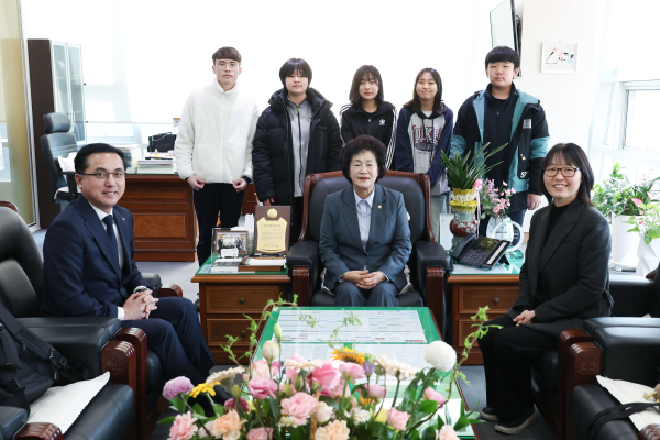 대전 동구 청소년참여위원회 위원들이 동구의회를 방문한 모습