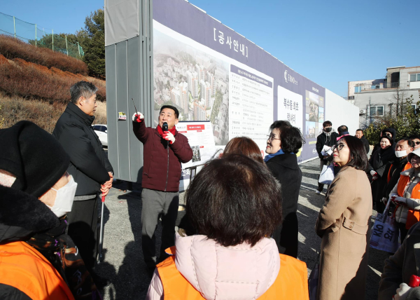 지난 1월 28일 우리동네 소통투어 복수동 오량지구 방문 장면