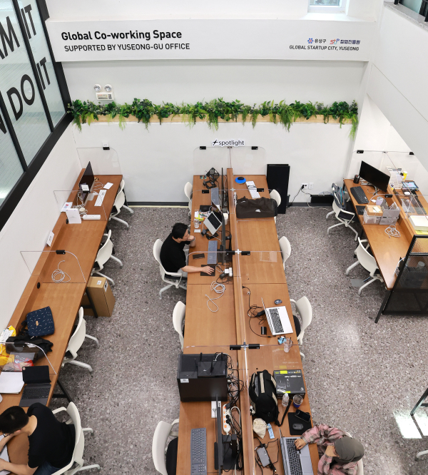 유성구와 창업진흥원 간 업무협약을 통해 대전 팁스타운 1층에 조성된 ‘글로벌 코워킹 스페이스’