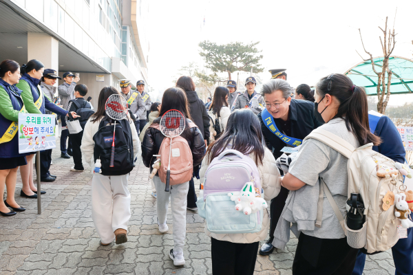 17일 하기초등학교에서 진행된 ‘어린이 등굣길 교통안전 캠페인’ 진행 모습