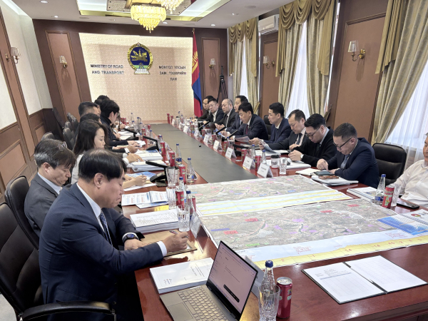 17일, 몽골 현지에서 ‘몽골 울란바토르～하르호름 철도건설 사전타당성조사 용역’의 최종보고회를 진행하고 있다.