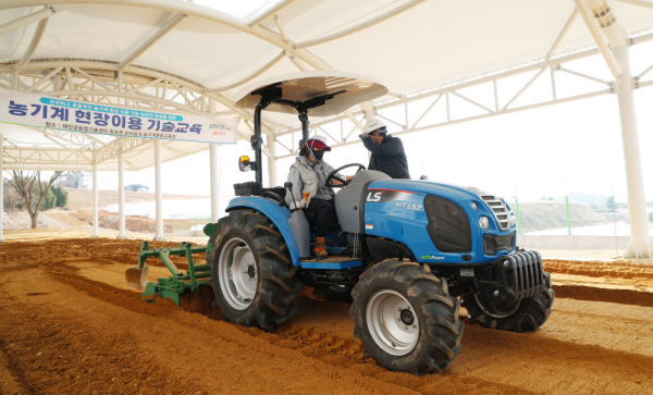 지난 18일 시행한 농업기계 실무교육 모습.