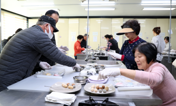지난 17일, 농업기술센터에서 진행 중인 치매예방교육 모습.