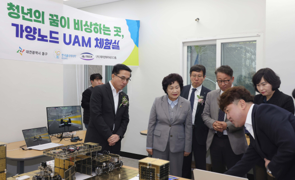 청년 창업지원 공간 ‘가양노드(NODE)’ 개소식 후 내부를 둘러 보는 모습