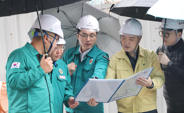 박희조 동구청장이 판암동 일원 옹벽 현장을 방문해 시설물 상태를 점검하고 있다.