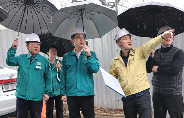 박희조 동구청장이 판암동 일원 옹벽 현장을 방문해 시설물 상태를 점검하고 있다.