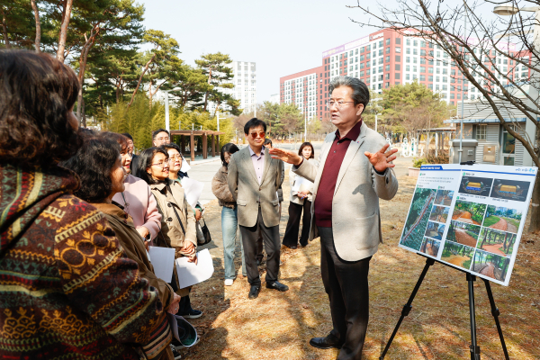 지난 17일, 관평동에서 진행된 ‘맨발걷기길 조성 사업’ 현장 행정 모습