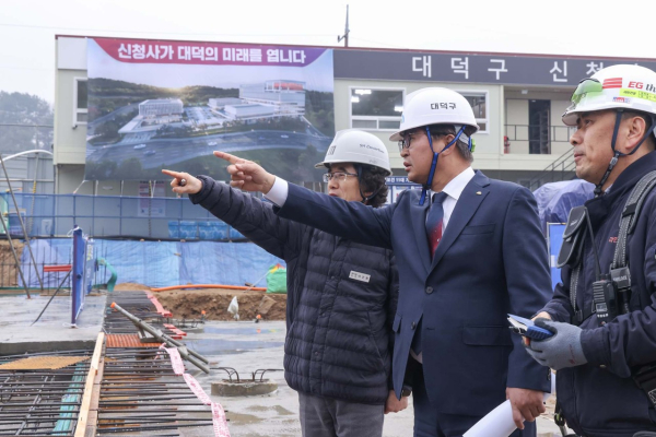 최충규 대덕구청장(사진 가운데)이 18일 연축동 도시개발사업지 내 신청사 건립 현장을 방문해 지하 기초공사 진행 상황을 점검하고 있다