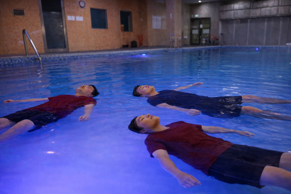 국립산림치유원(경북 영주시 봉현면)에서 참가자들이 아쿠아테라피를 즐기고 있다.