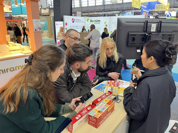 박람회 한국관에서 상담 중인 바이어들