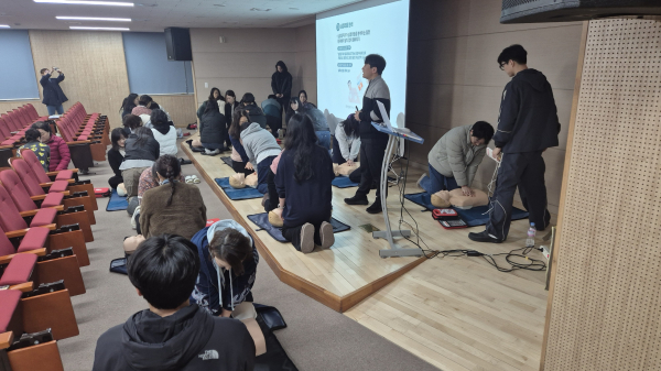 교직원을 대상으로 심폐소생술 등 응급처치교육 모습