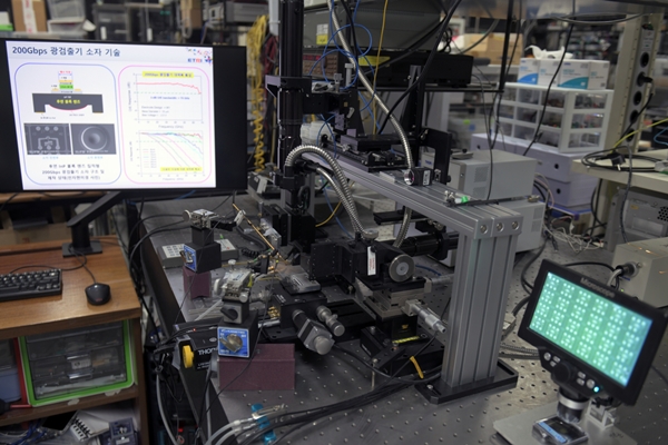 200Gbps 광검출기 소자의 성능 검증을 위한 측정 장비 모습