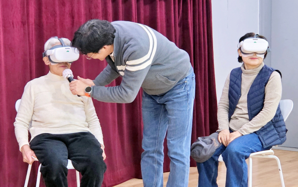 19일, 복지관 1층 스마트존에서 어르신들의 우울감 완화와 치매 예방을 위한 스마트 복지 프로그램 ‘두근두근* 가상현실(VR) 여행’ 개막 행사