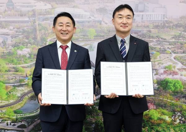 19일,인공지능 안부살핌 서비스 업무협약 체결 장면 (좌 서철모 서구청장, 우 강명구 한국전력공사 서대전지사장)