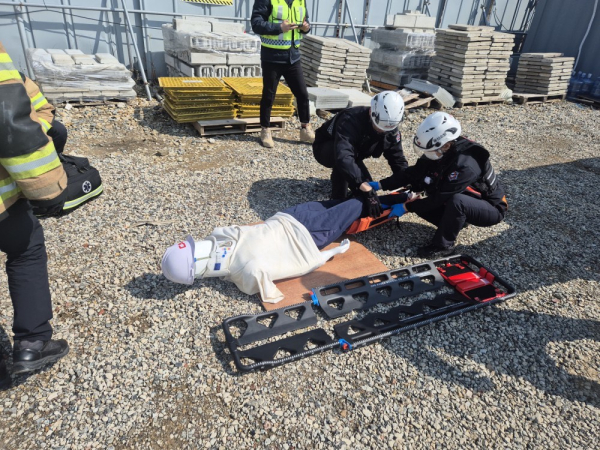 19일, 동해선 북울산역 승강장 설치공사 현장에서 비상대응훈련을 시행하고 있다.