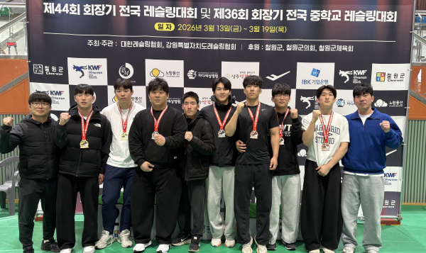 개인전에서 수상한 백석대 레슬링팀 선수들이 기념촬영 (왼쪽부터 지도자 박종길, 선수 윤석민, 장배준, 장준혁, 조수혁, 박성현, 김찬, 정현준, 안호인, 지도자 조현하)