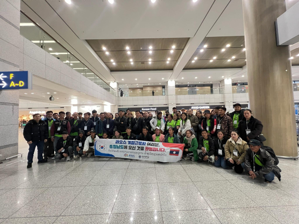 MOU체결 라오스 근로자 입국 사진(올해 2월)