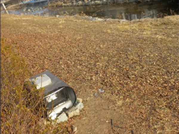 하천 구간에 무허가 시설·구조물 설치 및 적치 행위 모습