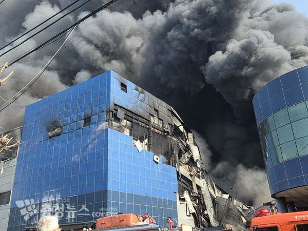 대전의 한 자동차 부품 제조 공장에서 불이 나 소방당국이 진화 작업을 벌이고 있다. (사진=독자제공)