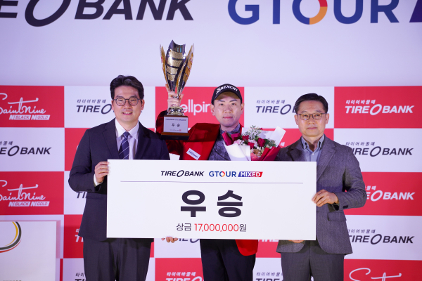 2026 타이어뱅크 GTOUR MIXED’ 3차 대회 시상식에서 (왼쪽부터)골프존 손장순 전무, 우승자 이성훈, 타이어뱅크 주식회사 김종배 대표이사가 기념촬영