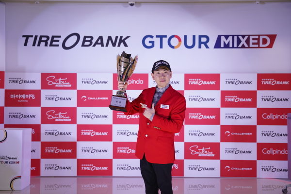2026 타이어뱅크 GTOUR MIXED’ 3차 대회 우승자 이성훈이 우승트로피를 들고 기념사진을 촬영하고 있다