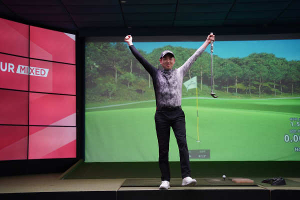 지난 21일, 대전 골프존조이마루에서 열린 ‘2026 타이어뱅크 GTOUR MIXED’ 3차 대회 우승자 이성훈이 챔피언샷 후 기뻐하고 있다
