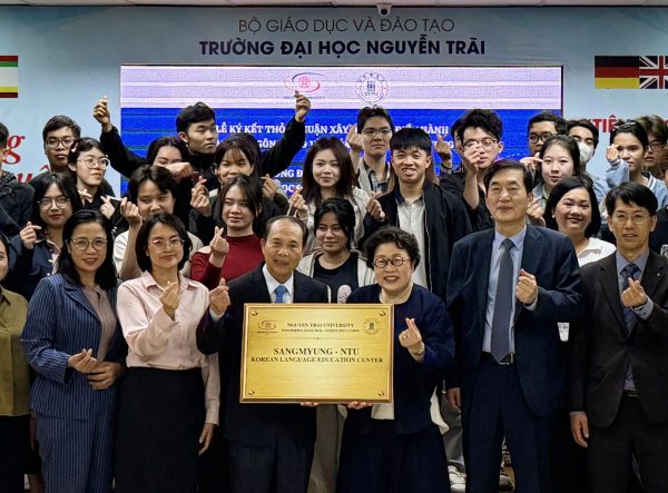 협약식 사진(사진 가운데에서 오른쪽 김종희 상명대 총장, 왼쪽 응우옌 티엔 루안 응우옌짜이대학교 총장)