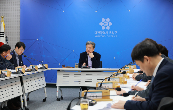 정용래 유성구청장이 23일 주간간부회의를 주재하고 있다.