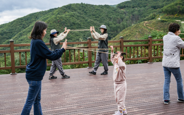국립산림치유원(경북 영주시 봉현면)에서 참가자들이 ‘숲속 리듬케어’ 프로그램에 참여하고 있다.