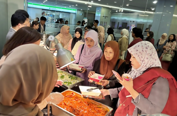 한국음식을 맛보는 무슬림 소비자들